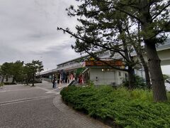 海の公園北側には広い公営有料駐車場やシーサイドラインの八景島駅がある。駅名は八景島なのだが八景島内をシーサイドは通らなく，八景島へは金沢八景大橋を歩いて渡る。