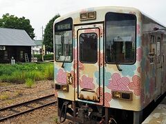 赤湯駅からは山形鉄道フラワー長井線に乗ります。
奥に見える木造のものが山形鉄道の駅舎。