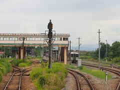JR米坂線と交差する今泉駅。