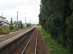 防風林があり、綺麗な花壇がある時庭駅。