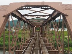 最上川橋梁(荒砥鉄橋)。
むき出しの鉄橋と、こういう造りの鉄橋の基準はなんだろう。
地盤か川の水位か予算なのか。