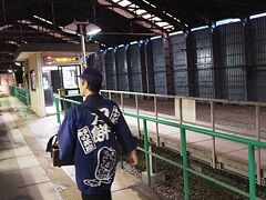 ここで予約していた力餅を購入します。
素早く購入できるか緊張のあまり、お札を握りしめてドアの前にいました(笑)。