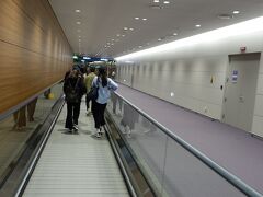 結局２０時前半くらいにはに着いたので、
遅延したけど思ったより早く着いたかも。
（当初の到着予定は１９時１５分ですが・・凹）
仁川第二ターミナルに入りました。


仁川第二ターミナル→
人少ないのはとてもありがたいがこの後１０分以上
この感じの通路を歩く歩く・・・・イミグレまで超距離が長い！！
ちょっと前に流行ったホラーゲームの８番出口を
彷彿とさせる長い通路です・・・軽く疲れる。
