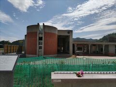 震災遺構 大川小学校 にきました。

献花台から