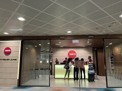 ガーデンズバイザベイに後ろ髪を引かれつつ、タクシーで空港までやってきました。0時頃発の便まで3時間ほどあったので、搭乗手続きを済ませて、ラウンジにやって来ました。楽天カード経由で作ったプライオリティパスの出番です。
