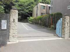 有楽町線の護国寺駅から徒歩８分
こちらが門んになりますが、ここから山登りのような坂があり
結構キツイです。

