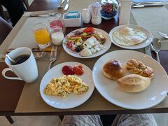 卵料理はコックさんが作ってくれました。オムレツはかなり雑なところがなんちゃってたる所以(^_^;)
コーヒーの味、香りがイマイチなところも残念。