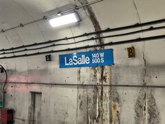 　シカゴ中心部、地下駅のラサール駅で下車します。