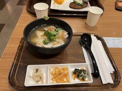 息子はハンバーグ定食、私は鯛茶漬けセットを食べた。