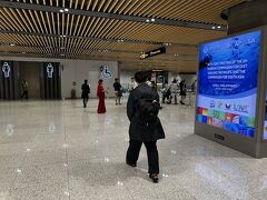 マクタン・ゼフ国際空港には、現地時刻で1時5分頃に着陸した。
空港内は綺麗だった。