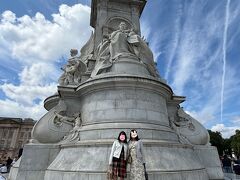 バッキンガム宮殿前のクイーン・ヴィクトリア・メモリアルの前で、日本人の女性に「写真撮りましょうか？」と声をかけていただき、2人で写りました。娘は寒過ぎてクィーンズウェイ駅で降りて歩いていると9時からオープンしているH＆Mを見つけて、素敵なジャケットを買いました。良かったね～