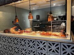 豚の丸焼きの 専門店「House of Lechon」に着いた。繁盛していて、しばらく待って、席に案内された。