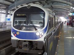 空港電車「エアポート レール リンク」で終点のパヤタイ駅まで行きます。
到着ロビーから地下へ行くと駅があります。
切符は自動販売機で買えるけど、小銭が少なくお札だけだったので窓口に。
そしたら窓口の係員は、ミスターレディ! でした。
タイに来たのを、いきなり実感。