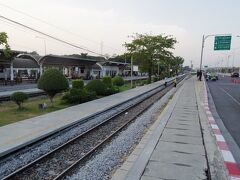時間があるので、もう一度外へ（ビール探しも兼ねて・・）。
道路の向こうにも線路があります。
これが昔からあるバンスー駅。
自分が初めてタイに来た時（7,8年前）にも来てました。
なんか新しい駅がここにできるらしい、って話は聞いてたけど、
ホントにできちゃいました。
