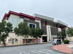 そのまま　おもろまち駅へ
Tギャラリア沖縄でデパコスを購入
税金分だけお得なのかと思いましたが、だいぶんお安く購入できました。
受け取りは空港なので多少重い物でも大丈夫です。
必要な物を購入後、中をぶらぶらしましたが、ブランド物のお店はやっぱり敷居が高いです。
化粧品のコーナーも人が少ないのでチョット勇気がいりました。
全体的にお客さんは少ない印象です。

次にTギャラリアから直ぐのサンエー那覇メインプレイスと言うショッピングセンターに向かいます。
こちらで色々とお土産を買う予定で、荷物になる事を考えてもっと後に来たかったのですが仕方が有りません。
一通りショッピングセンターの中を回ってみましたが、スーパーで購入した物以外は特に欲しいものも無く、早めのランチをするにも食べたいものも無かったので次の目的地に向かう事にしました。
リュックがずっしりと重いです。(購入品はまた最後に)