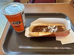 空港で念願のA&Wへ、最後は食べ通しであまりお腹も減ってい無いのでホットドックとルートビアを注文。

A&Wでの目的はこちらのドリンク ルートビアなので。
前にケンミンショーで湿布の様な味だけどクセになる味のドリンクと聞いて
一度飲んでみたかったんです。

確かに湿布かも。。。
面白い味です、クセになるかなぁ？
