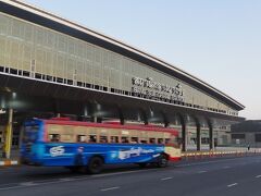 ようやく「クルンテープ・アピワット中央駅」
（別名：バンスー中央駅）に到着。
以前は、ここより数km南にある「ファランポーン駅」が始発だったけど、
数年前に新たな駅舎をつくり、ここがタイ国鉄（SRT）の中心駅になりました。