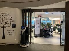 シャワー待ちの間に一人でmatinaラウンジへ。こっちも並んでたけど、そんなに待たずに入れた。