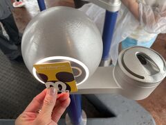 ＜エプコット＞

エプコットに到着しました。

今更ですが入場について。
まずセキュリティチェックがあり、その後チケット確認があります。

セキュリティチェックは、バック内に金属が入っていると反応してしまうので、水筒や充電器を出してバックと別にすると問題なく通りました。

入場ゲートでは写真の様に、左の球体にチケットカード（公式ホテルの場合は部屋のキーでもOK）をかざし、右に指紋認証を受けて入ります。

なお、チケットを内蔵したウォッチも多種販売していました。