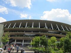千駄ヶ谷駅からならば東京体育館を過ぎると国立競技場は直ぐです

メインルートは東京体育館の西側（進行方向右側）を回り込むと競技場の正面に繋がり、キッチンカー等も多数出ていて買物も楽しめるのですが、本日は人混みを避け体育館の西側を回り込みました

※4トラの仕様変更があった様で同箇所の過去の口コミが
　下記にリンクされなくなりました。
　なので自分の口コミのURLを添付します
　https://4travel.jp/dm_shisetsu_tips/15033101