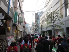 千駄ヶ谷方面に向かう途中で道をそれて、鳩森神社の傍を抜けて徒歩で代々木駅を目指します。

距離的には大したことないのですが残念ながら代々木駅前の日本共産党付近の埼京線の踏切はボトルネックとなってしまいます

※4トラの仕様変更があった様で同箇所の過去の口コミが
　下記にリンクされなくなりました。
　なので自分の口コミのURLを添付します
　https://4travel.jp/dm_shisetsu_tips/15033095

家内は試合中に自分のフットサルの練習のために途中退場し試合終了まで見れませんでしたが、私は試合を最後まで楽しみ、勝利の余韻に浸り
その後、一人で代々木駅と新宿駅の間にJR病院に入院中の義父を見舞い、その後義実家に寄ってから帰りました（午前中の義実家の電気工事のため工具を積んだ愛車を義実家に停めていたもので）
此処で書くのも変ですが、家内が居なくとも歓迎してくれる義実家の皆様にはいつも感謝です

鹿島も勝ったし半分趣味の義実家の電気工事も無事終わったし充実した一日でした♪

※つたない文章＆写真に最後までお付き合い頂きましてありがとうございました