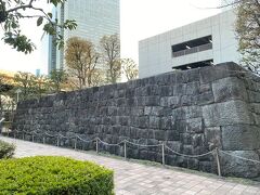 浜松町駅に帰る途中に、竹芝桟橋の近くに江戸時代の石垣 がありました。