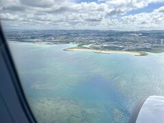 (エバー航空機の中より)
お！豊崎海浜公園のビーチですね。
でも微妙な曇り空で海の色が映えません。。
