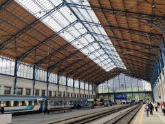 ブダペスト西駅につきました。ヨーロッパらしい大きくて美しい駅舎の駅です。
