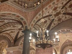 オペラ座へ。さすが音楽の街。様々な石を用いた建物で美しいです。