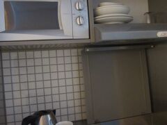 ホテルの位置がよくわからなかったので地図が欲しと聞いたら日本語のパンフレットをくれました。それにもこのホテルの位置は表示されていないという。
調理ができますが、朝食がついていたので湯沸かし器しか使いませんでした。