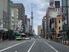 浅草雷門通りからのスカイツリー。
