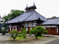本堂の屋根には六文銭と松代城の屋根に乗っていた鯱鉾が乗っています