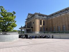 京セラ美術館に到着。今回は「村上隆 もののけ 京都」を見に来ました。ちょっと前にキュービズム展に来たばかりなのですが、この美術館はよい企画展が多いんですよね。