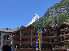 ツエルマット駅に戻りました。駅前広場からマッターホルンの頭が見えています。