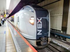 軽く東京観光をしたあと東京駅から成田エクスプレスに乗り込みます。ちょうど総武線の0キロポストが見えますね。