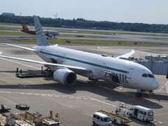 成田空港に到着。展望デッキに来てみたらZIPAIRの飛行機が止まっていました。