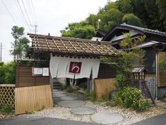 やっぱ休日なので待ちました