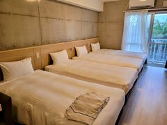今回泊まる『The BREAKFAST HOTEL PORTO石垣島』に到着。一人旅なのにお部屋はなんとフォースルーム。ほかの部屋とあまり値段が変わらなかったのでこちらにしました。