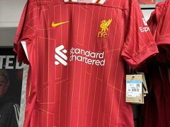息子が好きなサッカー&#9917;️チームのリバプールの公式ショップを探して、ピカデリーサーカスのそばのお店に行きました。Liverpool のM.Salah 背番号11番のユニフォームがあれば欲しいとのことでしたが、余りにも人気の為に売り切れだとか…残念。代わりに?マフラーと娘からは、黒いキャップをお土産に買ってあげました。