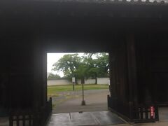 　最初は丸亀城を訪問しました。
　丸亀城は築城400年余りを誇る丸亀のシンボルであり、全国に現存する『木造天守十二城』の一つであります。
　最高技術の石垣と現存十二天守の中で一番小さな天守を持ち、日本の百名城にも選定されています。また、丸亀城太鼓門（大手一の門）では時太鼓の打ち鳴らし体験ができます。
　丸亀城は「石垣の名城」として有名であり、標高約66メートルに築かれた石垣には、長い歴史に耐え抜いてきた風格があります。また丸亀市のシンボルとして親しまれており、毎年多くの観光客が来ています。