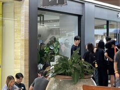 ちなみにステューシーは朝からこんな感じで行列です。開店前ですが、観光客の人はおそらく限定シャツ目当てかと。アメリカでも人気なようで、バケーションできてる本国の人っぽい人もたくさん並んでるようでした。
ちなみに限定シャツは朝から売っててすぐ完売しちゃうみたいなので、並ぶ覚悟が必要みたいです