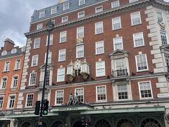 Wolseleyを出た後、同じ通りに大好きな紅茶のブランド「フォートナム&メイソン本店」がありました