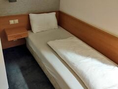 宿泊したのはホテルゴールデンパークブダペスト。広くはないですが、きれいなホテルでした。ベッドが細長いです。もう少し幅があったほうが寝やすいかも。