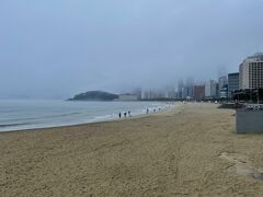 
海雲台ビーチ

梅雨であいにくの雨

しかも、風が強くて肌寒い