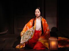 入り口を入ってすぐのところに、ガイドをする女性がいます。鎌倉時代、承久の乱に敗れて佐渡に流された順徳天皇の第一皇女「慶子女王」です。表情や仕草がとても滑らかで繊細で、ロボットに見えません。
