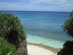 池間ロープの砂浜へは、ロープにつかまって崖を下る。
危険回避のため、見下ろすだけにとどめる。