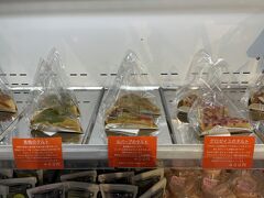 高崎から草津まで自動車で約１時間半。雨のため、寄り道できる場所も少なく、道の駅でゆっくりできます。「道の駅 くらぶち小栗の里」は手作り系のスイーツが多く楽しいです。