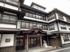 草津の宿泊は、湯畑すぐ隣の「山本館」。有形文化財に指定されている素敵な旅館です。
