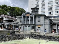 せっかくなので「熱乃湯」に行ってみました。観光客がたくさん並んでいますね。