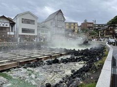 さて、湯畑周辺を散策です。湯畑を囲むように、名所が点在しています。
